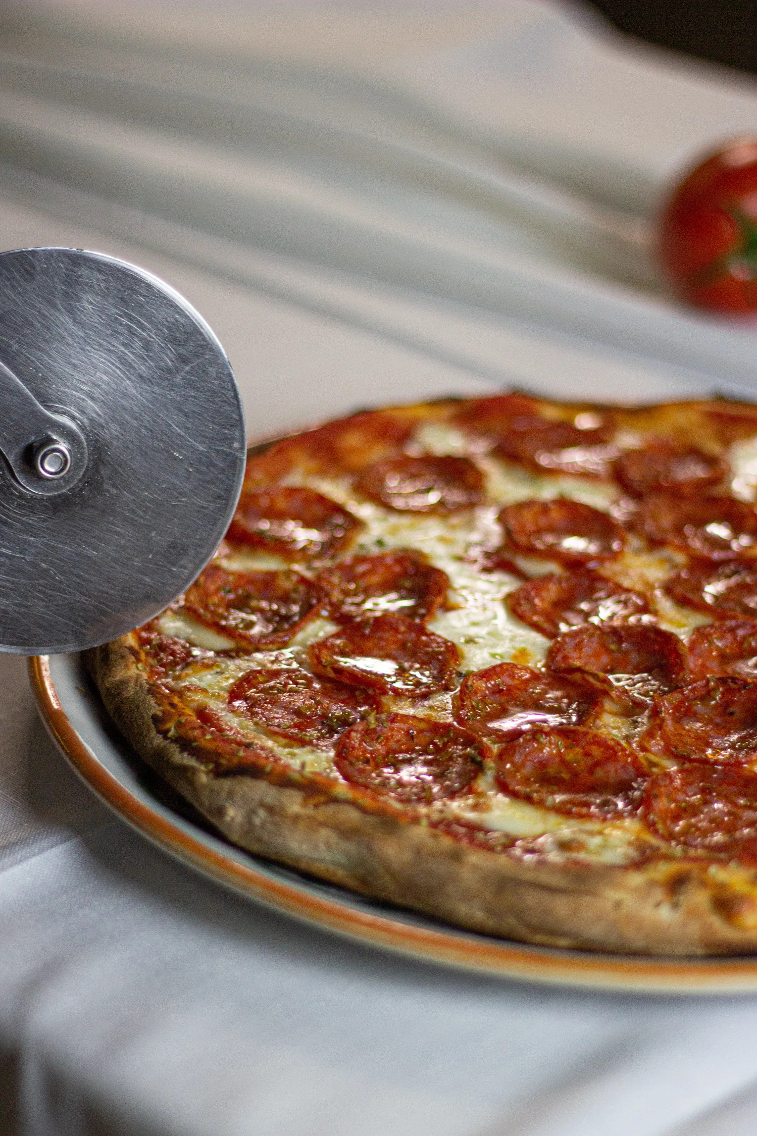 Pizza de pepperoni recién horneada