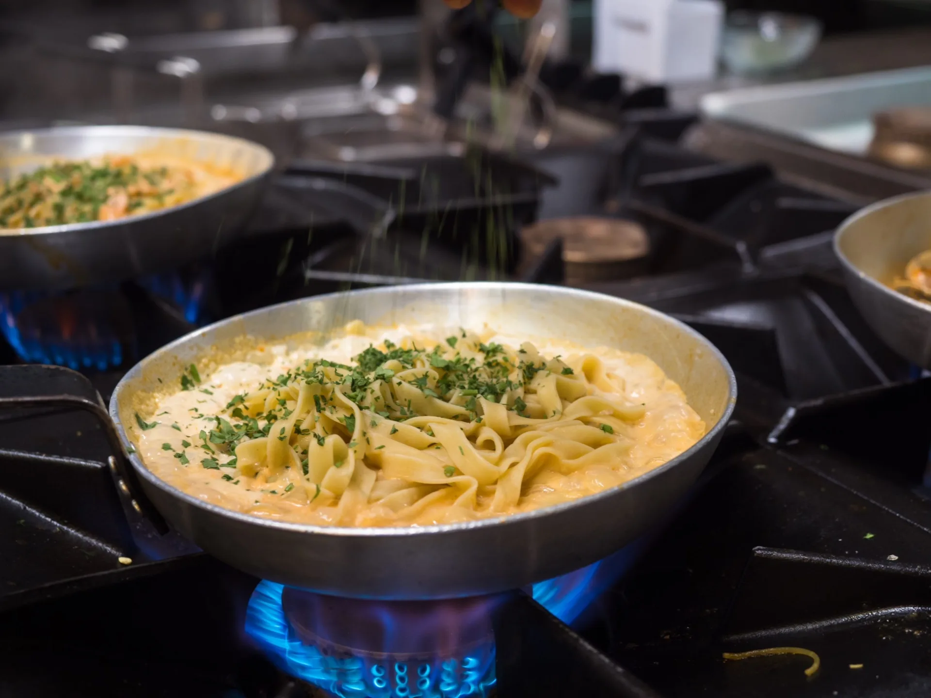 Tagliatelle con salsa cremosa en la sartén, al fuego