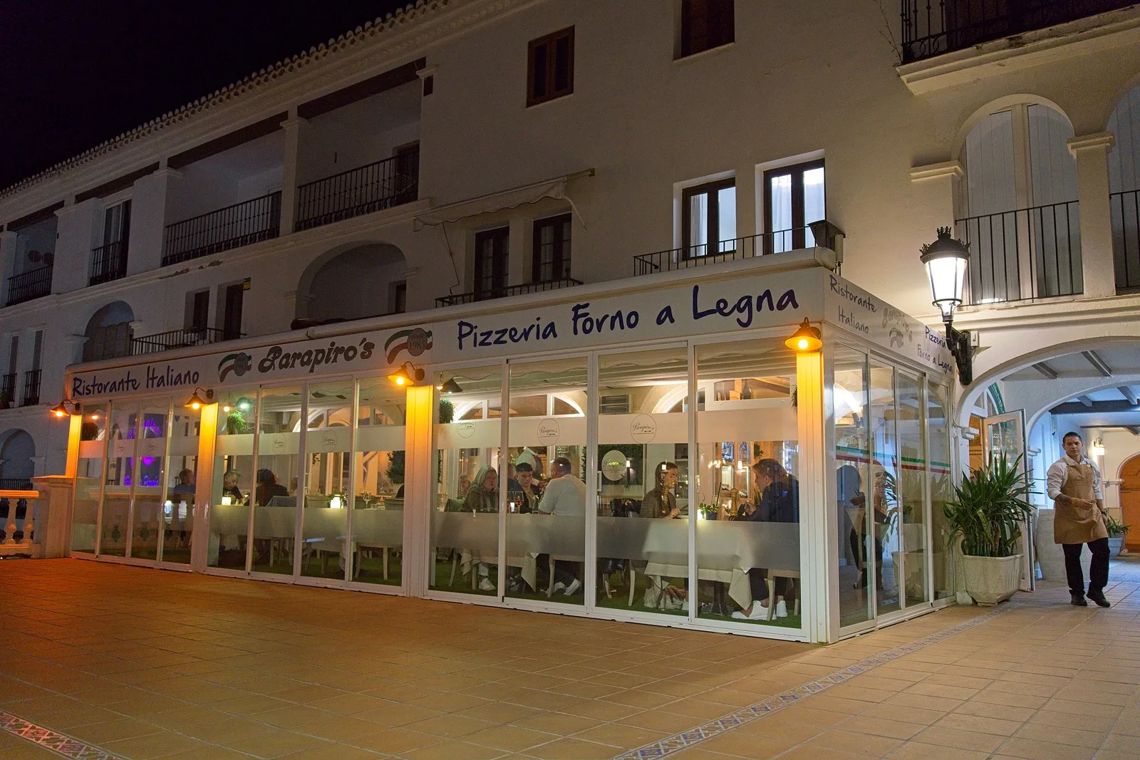 Fachada de Parapirós de noche, con la terraza acristalada en el Puerto de la Duquesa